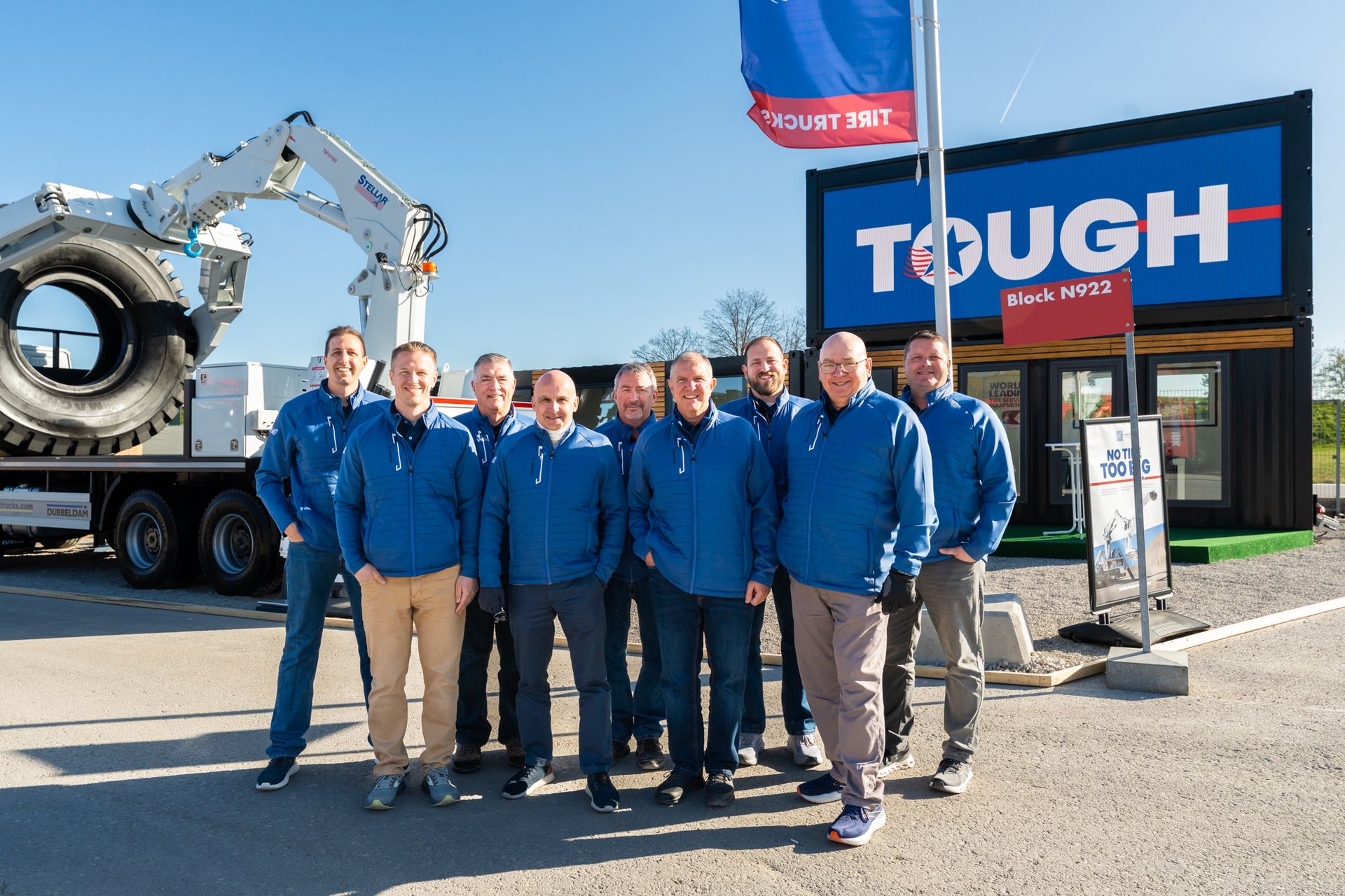 Stellar Team vor Messestand auf Bauma München 2025